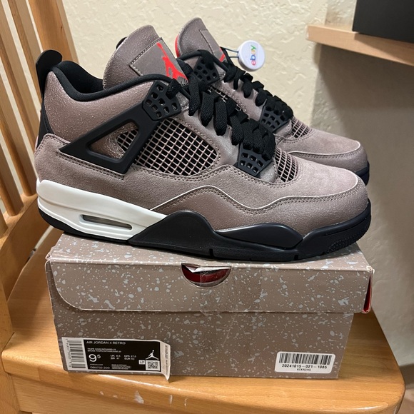 Jordan 4 Taupe Haze Mens 9.5 Brand new authentic Deadstock - Picture 5 of 6